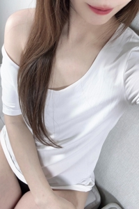 白シャツと彼女 椿（つばき）